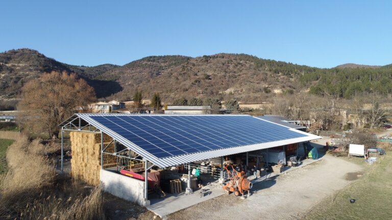 Installation sur un hangar agricole